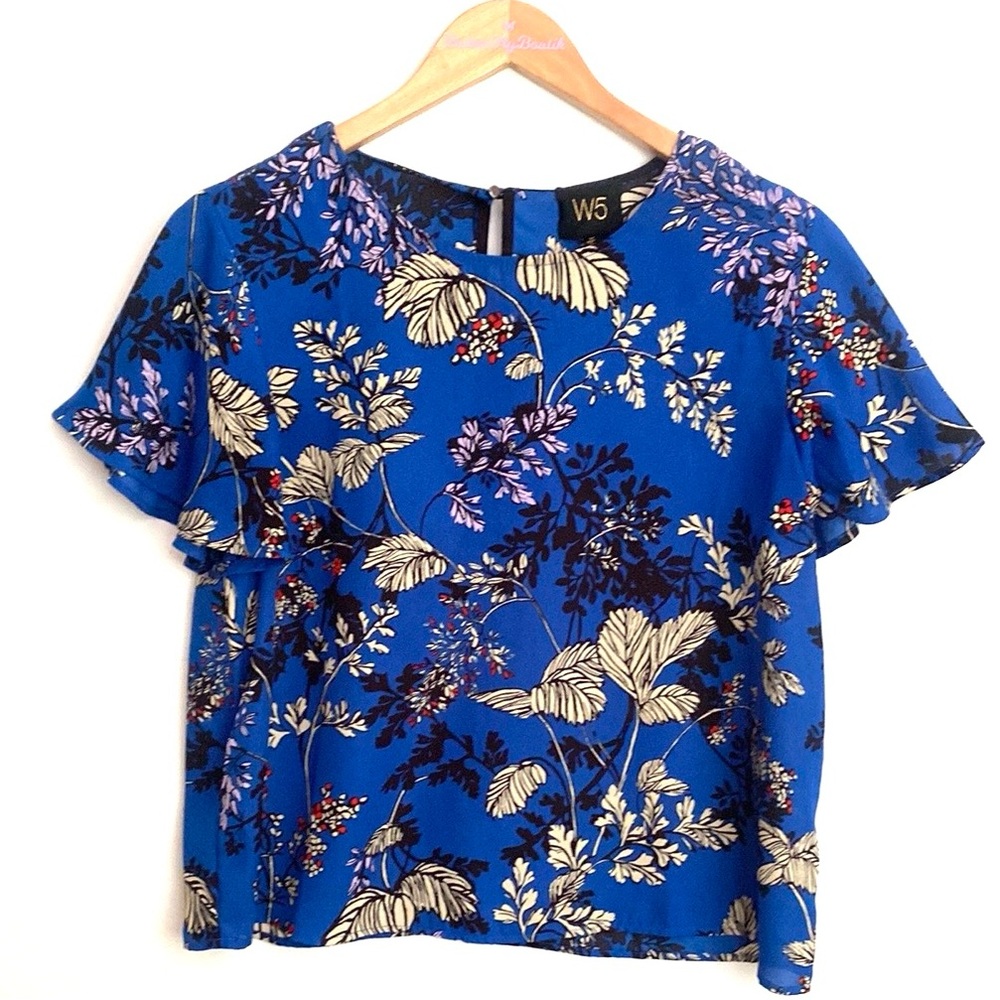 (A13) Anthropologie W5 Blue Floral fluttered Short Sleeve Blouse, Size Medium